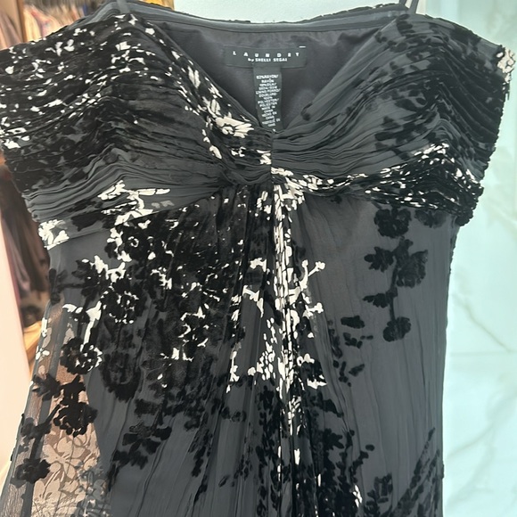 Never worn!! Gorgeous gown by Shelli Segal Laundry - Picture 7 of 10